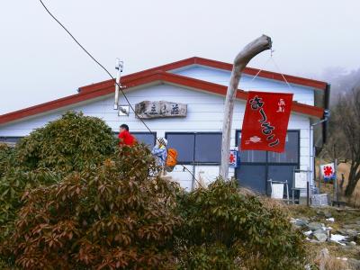 バカ尾根が長いので途中の花立山荘で休憩しようと思ったけど、まだ下り始めたばかりなのでスルーする