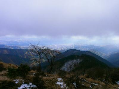 ガスがはけたら市街地が一望できるんだろうな。本当にここからの夜景も撮影してみたいけどここはピストンでもキツそうだ
