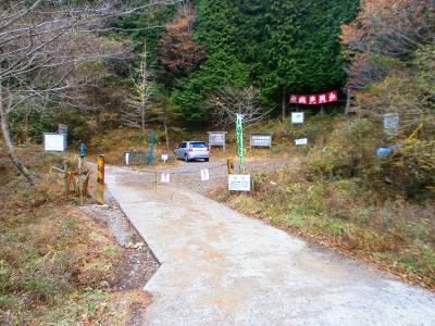道路を渡ってここを入っていく