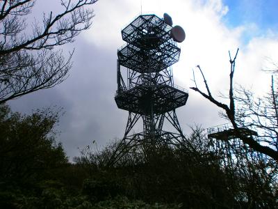 丸岳山頂付近には電波塔がある
