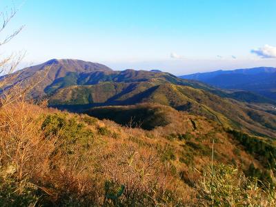 向うの山へ続く尾根道が見える。気持ちの良さそうな道でいつか歩いてみたい。箱根方面かな！？