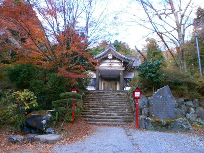 神社まで下りてきた。これは公時神社かな。金時神社口はすぐそこにあって、そこからバスに乗って新宿に戻る
