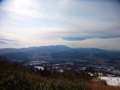 ここで向かい側の鈴鹿山脈だと思われる山が見えた。この方角だと霊仙山だろうか！？