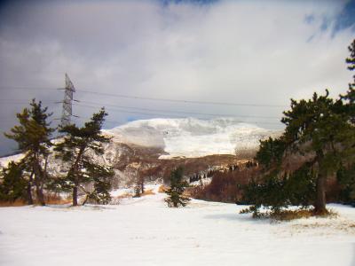 伊吹山の山容が見えるけど雲が多いね。はけてくれないかなっと期待する