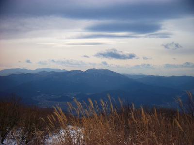 ここでもう一度鈴鹿山脈方面を望む。ずいぶん高いところまできた。一番高い山は御池岳だと思ったけど、ここから見えないよね