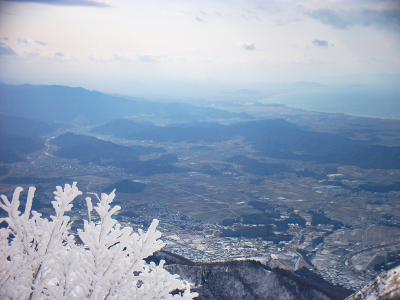 八合目付近から下界を望む。湖岸と市街地が見えるので、いつの日かここの夜景も撮影してみたい