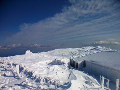 山頂付近には小屋とかいろいろあるけど、開山時期は車で登れるし人で溢れかえってるんだろう
