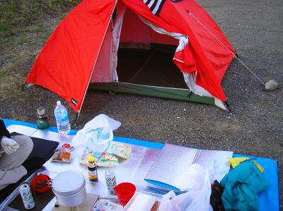 今日は駐車場にテントを張って鍋して宴会。明日スタートする