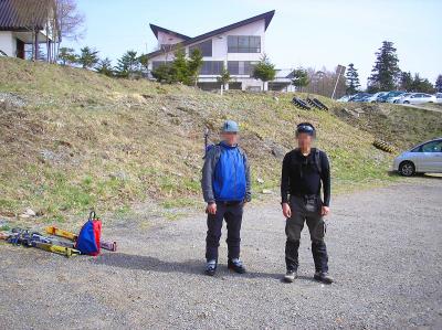 明け方、昨日の酔いもすっかりなくなって準備してスタート。ロープウェイに乗る
