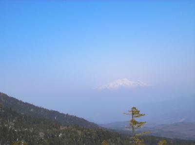 かすかに見える向こう側の高い山。乗鞍岳だろうか！？今日は天気は良いが霞んでいた