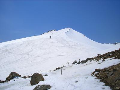 ここで斜面は少しマシになる。あれが頂上だと思ったらまだあの先がある。しかし下山時のスキーが楽しみだ