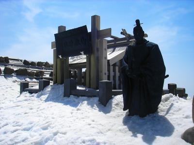 御嶽山の山頂（剣ヶ峰）に到着。山頂には像があったけど、何の像なのか調べもしていない。おそらく祭られているんだろう