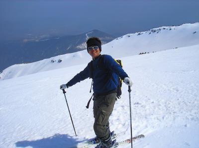 最初はなだらかな滑り。ウォーミングアップにはバッチリ。スノーシューをザックに装着して滑っていく