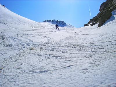 シュプールがいくつかあるが、ここの滑りは超楽しい！！こんな楽しい滑走は生まれて初めてだった