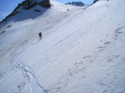 ここで東側にトラバースしていく。叔父が前回滑りたかった斜面があるらしい