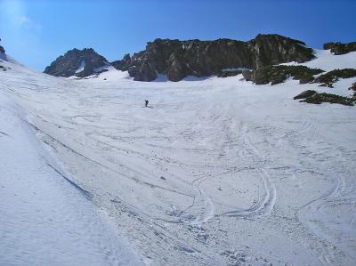 一番キツイ登りだったところを一気に滑る。登りであんなに時間かかったのに下りはすぐだね。背景の景色も最高のところでの滑走。もう最高！！