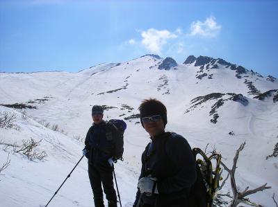一番キツイところを下ったところで記念撮影。ここからは最初の樹林帯の中を滑っていくことになる