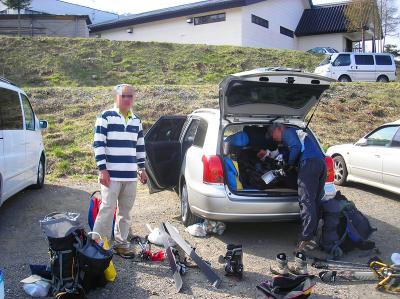 車に戻って帰る支度をする。荷物がかなり多かった