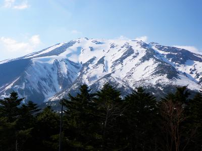 最後に駐車場付近から御嶽山を振り返る。素晴らしい山とBCスキーだった。さようなら御嶽山、今度は田の原から挑戦してみる予定！