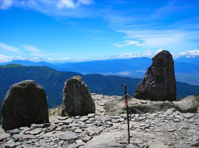 ちょうどホテルの裏側に美ヶ原頂上というべき王ヶ頭(2034m)に到着