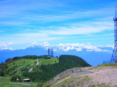 山頂付近からは北アルプスが一望できる。尖ったところが槍ヶ岳だろうね