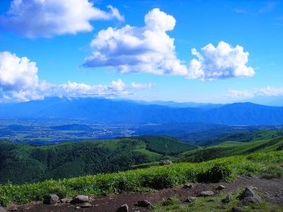 登っている途中で撮影した展望。何の街で山が見えてるのかわからないけど高度感は感じる