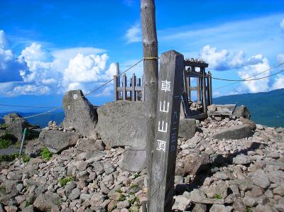 車山には山頂の看板がいくつかあって、なんか小さな鳥居もあるので祭られているのかな！？