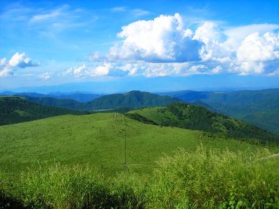 最後に北西方面を撮影してみる。ずっと道がついてるということはルートなんだろうね。この高原を歩くと気持ちよさそうだ