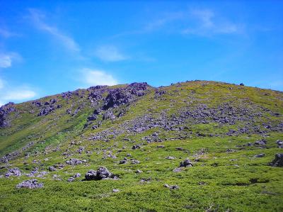 さすがは3000m級の山だけあってグリーンと岩の山肌が素晴らしい。しかも天気もグッド