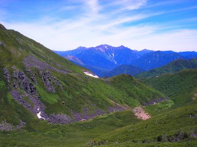 途中で見えた穂高岳と奥に槍ヶ岳が見える