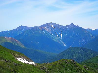 穂高岳をズームしてみた。大キレットも見えるし、奥に尖った槍ヶ岳もバッチリ見える！