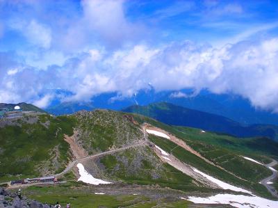 登っている途中で北アルプス方面を見ると雲がかかってきた。山頂まで天気がもってくれればいいんだが・・・