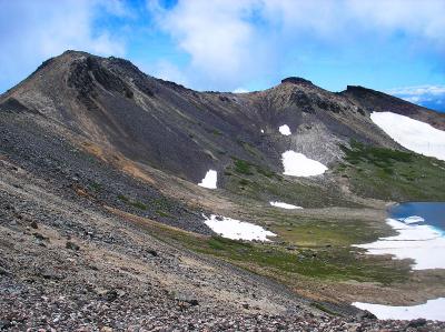 尾根に取り付くと反対側はもはやグリーンもない。北アルプスというか乗鞍岳特有なのか！？