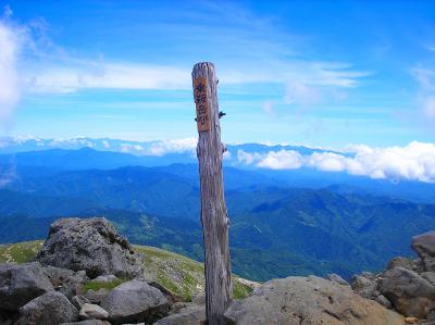 山頂の手前にきた。南西方向は雲があるが北東方面はまだ雲が少ない