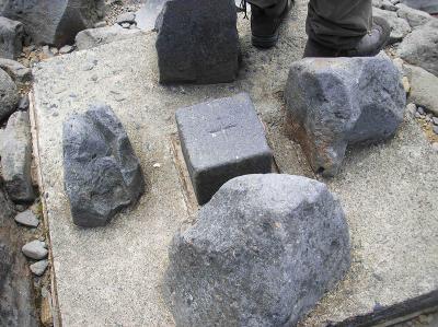 先に乗鞍岳の山頂三角点を撮影。立派な三角点だな