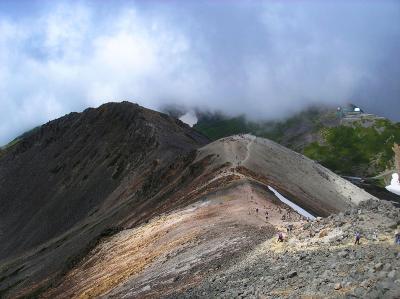 ガスが近づいてくるのが早い。まだ尾根なのに速攻だった