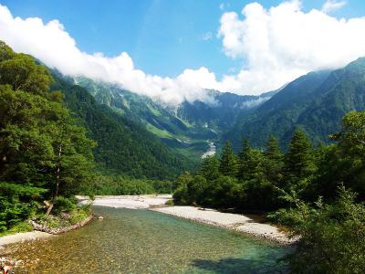 上高地の河童橋より。深夜入りして車中泊したが、昨日の仕事の疲れがあったのか出発が遅くなった