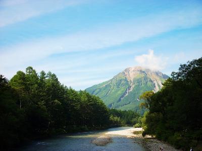 反対側は焼岳が見えるが、雲が少しかかっていた