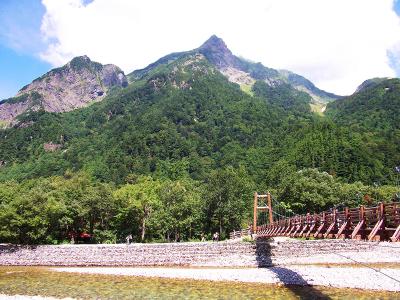 明神橋。ここで少し休憩。奥にみえる尖った山はなんだろうか！？