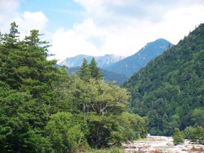 梓川沿いをひたすら歩いていく。そろそろ奥に北アルプスっぽい山々が見えてきた