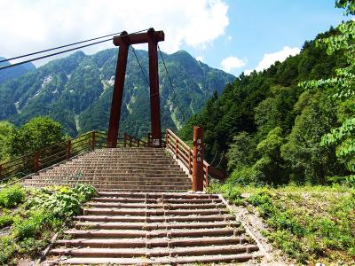 横尾に到着。ここまで約３時間。高山病になりたくなかったのもあってここでも休憩。横尾大橋を渡って涸沢を目指す