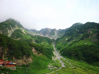 涸沢に到着。ヤマレコメンバーを探さないといけない。夕方になっていたのか山々がガスってきた