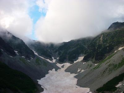 涸沢カールと稜線。やっぱガスがひどくなってきたな。しかしまだ雪が残っているとはさすが北アルプス