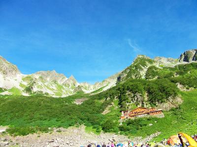 テント泊した次の日、快晴で雲一つない。今日はあの稜線に登る。しかし、前日のヤマレコ宴会での酒が残っていたのか頭が痛いし、起きるのが遅くなってしまった