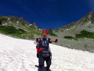 雪渓の上で記念撮影をとってもらった。特にアイゼン等は必要なく雪渓を横切る