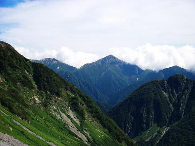 向かい側に見えてる山はなんだろうか！？蝶ヶ岳にしては形が違う感じがするし、後で調べてもわからなかった