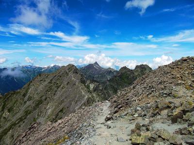 新穂高山荘から稜線を歩いて奥穂高岳を目指してる途中で槍ヶ岳が姿を現す