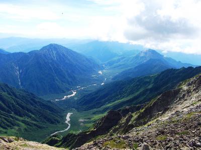上高地方面を見下ろす。左右は霞沢岳と焼岳。写真ではわかりにくが相当高いところから見下ろしてるが、上高地と梓川の沢沿いがよく見えた