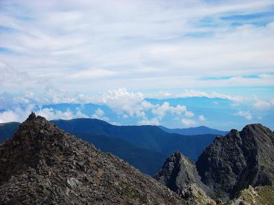 頂上からの展望はすでに雲が多くなって見えにくくなっていた。近くにいたおじさんから「展望は朝に見ないといけない」と聞いて、これより北アルプスは早朝に登ると決意した瞬間だった