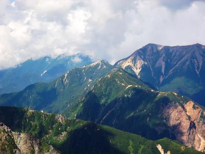 こっち側もなんかの山なんだろうけど、どの方角を撮影したのかえてなかった。ここから吊り尾根を行き岳沢を目指す